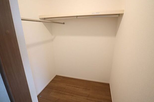 ファミリークローゼット　同仕様　季節物の収納に便利なウォークインクローゼット！