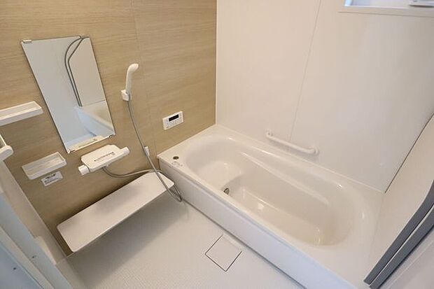 浴室 同仕様 ゆったりくつろげるバスルーム♪小窓付きで換気もバッチリです♪