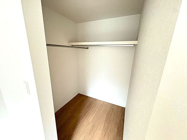 季節物の収納に便利なウォークインクローゼット!