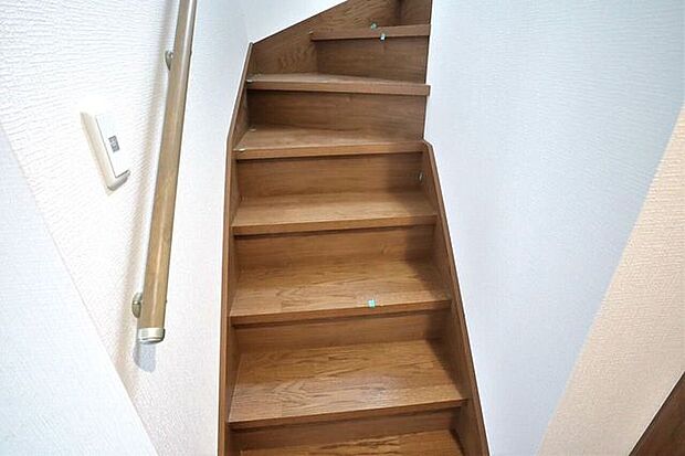 階段 同仕様 小さなお子様からご年配の方まで安心の手すり付き階段♪