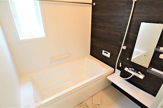 浴室 同仕様 ゆったりくつろげるバスルーム♪小窓付きで換気もバッチリです♪