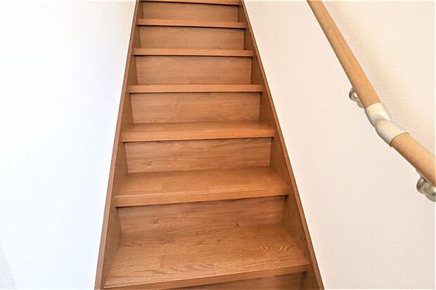 階段 同仕様 小さなお子様からご年配の方まで安心の手すり付き階段♪