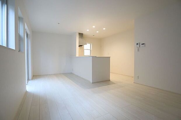 リビング 同仕様 明るく開放的なリビング広々♪一家団欒の時間が増えそうです♪