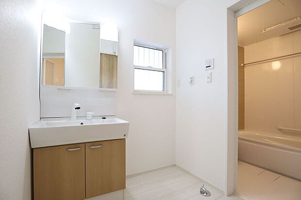 洗面所 同仕様 シャワー付き洗面化粧台♪朝の身支度も楽々♪