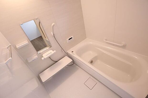 浴室 同仕様 ゆったりくつろげるバスルーム♪小窓付きで換気もバッチリです♪