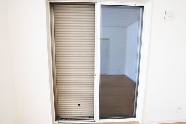 シャッター雨戸 同仕様 長期の旅行や台風などの災害に役立つシャッター雨戸♪
