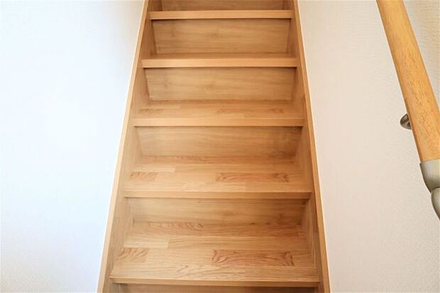 階段 同仕様 小さなお子様からご年配の方まで安心の手すり付き階段♪