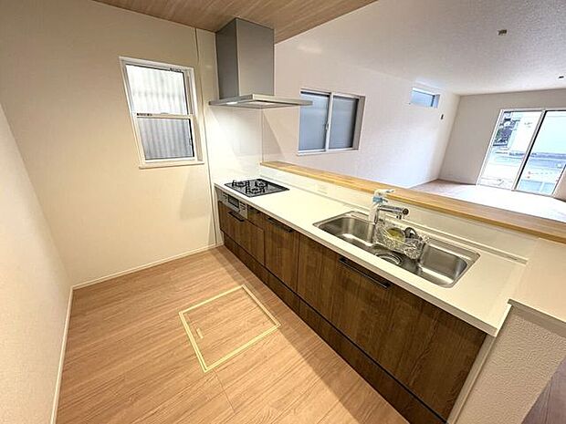 使い勝手の良いカウンターシステムキッチン♪家族の様子を見守りながら家事ができます♪