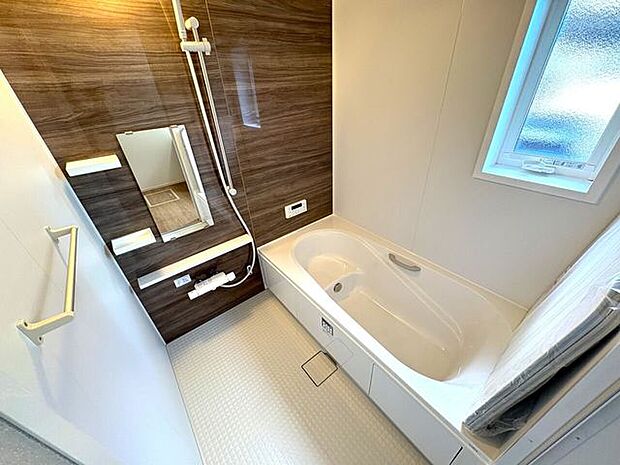 ゆったりくつろげるバスルーム♪小窓付きで換気もバッチリです♪