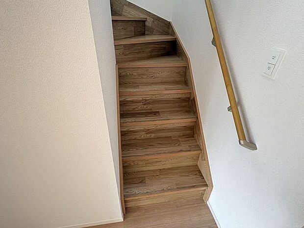 小さなお子様からご年配の方まで安心の手すり付き階段♪