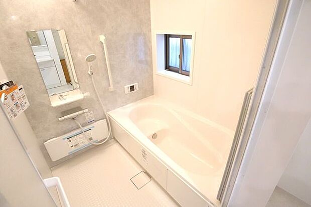 浴室　同仕様　ゆったりくつろげるバスルーム♪小窓付きで換気もバッチリです♪