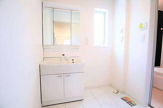 洗面所　同仕様　シャワー付き洗面化粧台♪朝の身支度も楽々♪