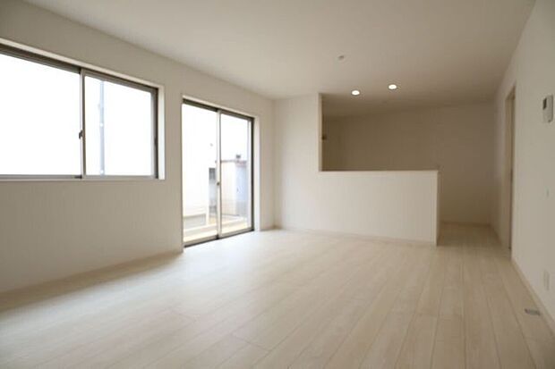 リビング　同仕様明るく開放的な広々リビング♪一家団欒の時間が増えそうです♪