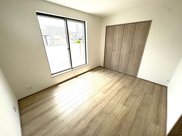 2面採光のお部屋は明るく風通しの良いお部屋です♪