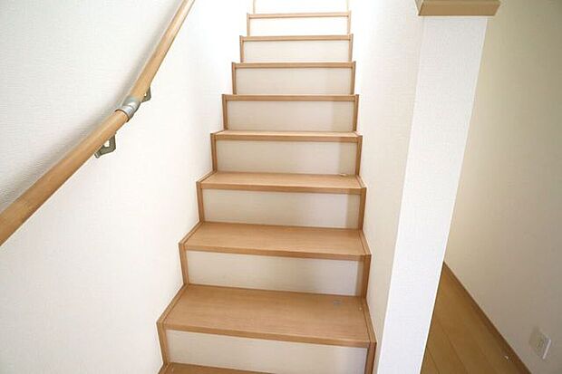 階段　同仕様　小さなお子様からご年配の方まで安心の手すり付き階段♪