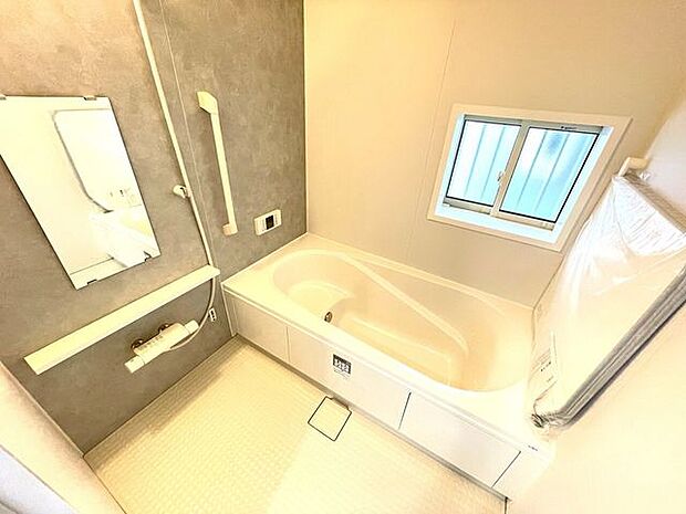 浴室　　ゆったりくつろげるバスルーム♪小窓付きで換気もバッチリです♪