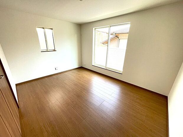 洋室 2面採光のお部屋は明るく風通しの良いお部屋です♪