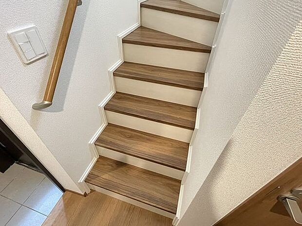 階段　小さなお子様からご年配の方まで安心の手すり付き階段♪