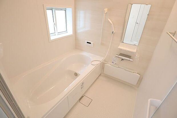 浴室　同仕様　ゆったりくつろげるバスルーム♪小窓付きで換気もバッチリです♪