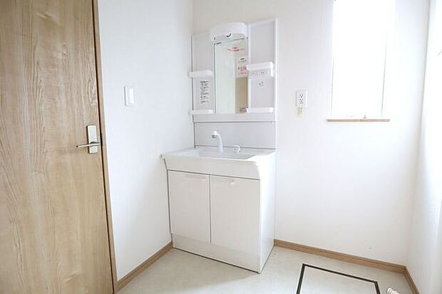 洗面所　同仕様　シャワー付き洗面化粧台♪朝の身支度も楽々♪