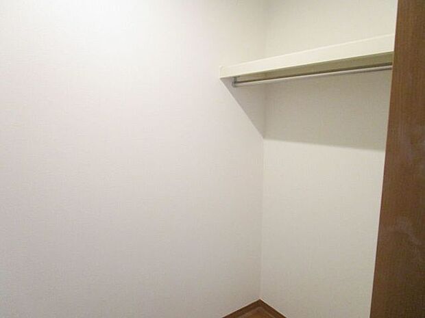 ウォークインクローゼット　同仕様　季節物の収納に便利なウォークインクローゼット完備！