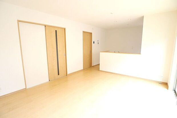 リビング 同仕様 明るく開放的なリビング広々♪一家団欒の時間が増えそうです♪