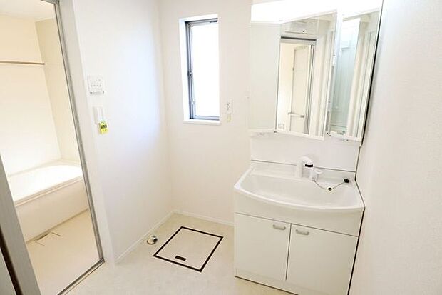 洗面所 同仕様 シャワー付き洗面化粧台♪朝の身支度も楽々♪