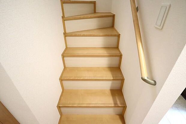 階段 同仕様 小さなお子様からご年配の方まで安心の手すり付き階段♪