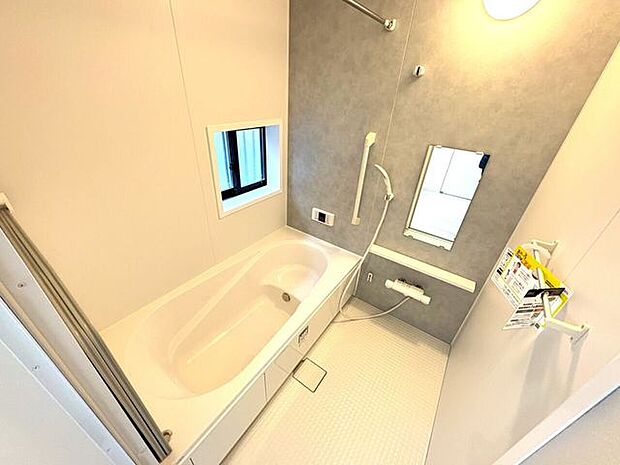 ゆったりくつろげるバスルーム♪小窓付きで換気もバッチリです♪
