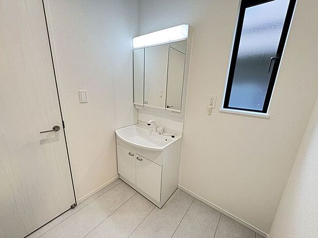 シャワー付き洗面化粧台♪朝の身支度も楽々♪