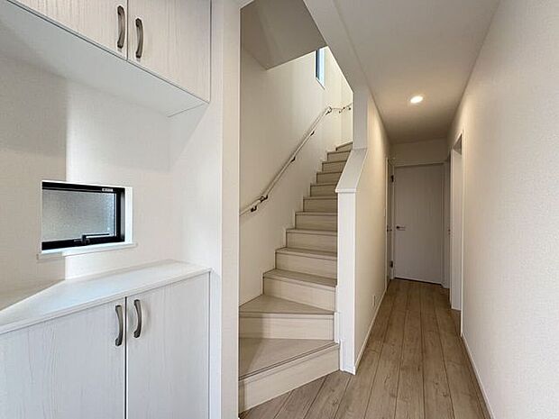 小さなお子様からご年配の方まで安心の手すり付き階段♪