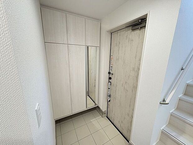 シューズボックス付きの玄関♪玄関がスッキリとお使いいただけます♪