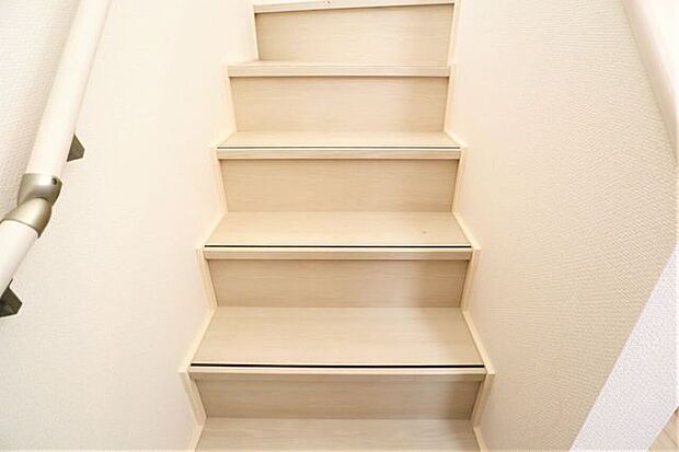 階段 同仕様 小さなお子様からご年配の方まで安心の手すり付き階段♪