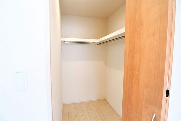 ウォークインクローゼット　同仕様季節物の収納に便利なウォークインクローゼット完備です！