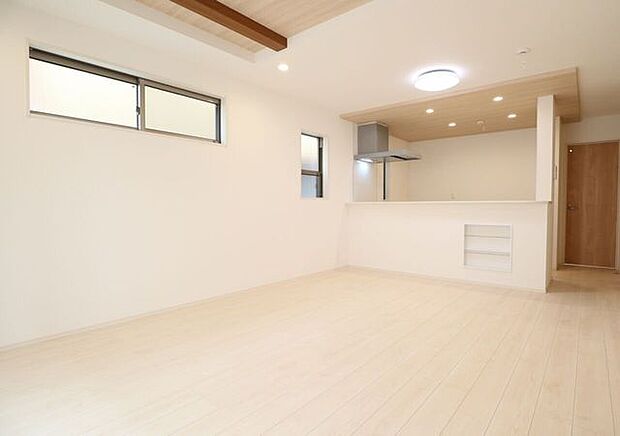 リビング　同仕様明るく開放的な広々リビング♪一家団欒の時間が増えそうです♪