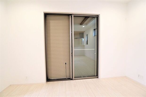 シャッター雨戸　同仕様長期の旅行や台風などの災害に役立ちます！