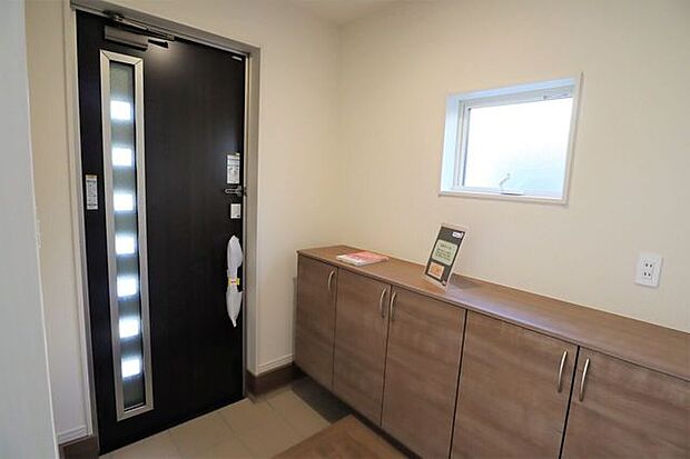 玄関 同仕様シューズボックス付きの玄関♪玄関がスッキリとお使いいただけます♪