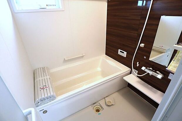 浴室 同仕様 ゆったりくつろげるバスルーム♪小窓付きで換気もバッチリです♪