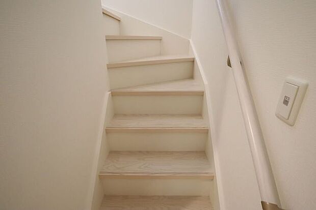 階段 同仕様 小さなお子様からご年配の方まで安心の手すり付き階段♪