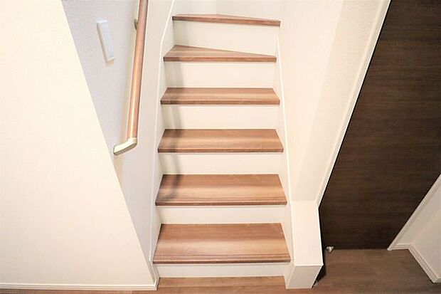 階段 同仕様 小さなお子様からご年配の方まで安心の手すり付き階段♪