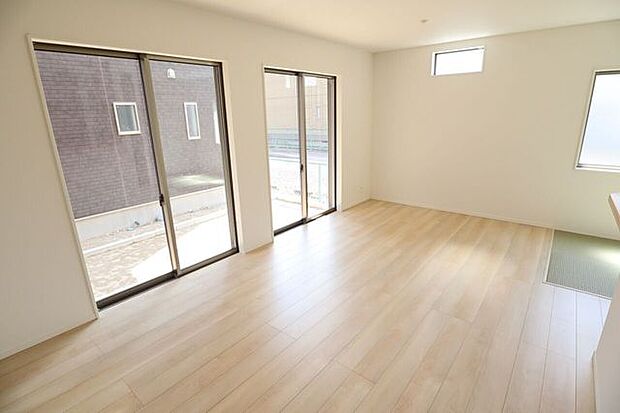 リビング 同仕様明るく開放的な広々リビング♪一家団欒の時間が増えそうです♪