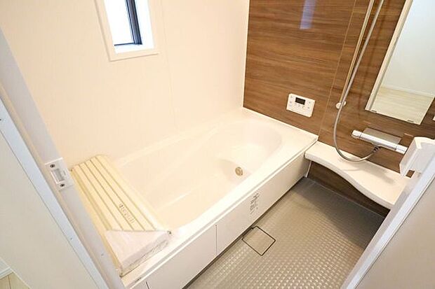 浴室 同仕様 ゆったりくつろげるバスルーム♪小窓付きで換気もバッチリです♪