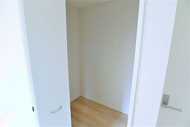 ウォークインクローゼット 同仕様 季節物の収納に便利なウォークインクローゼット完備!