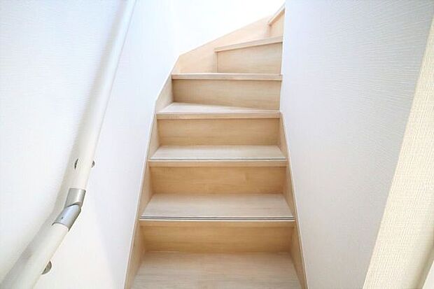 階段 同仕様 小さなお子様からご年配の方まで安心の手すり付き階段♪