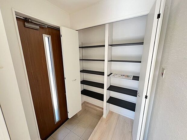 玄関 同仕様シューズボックス付きの玄関♪玄関がスッキリとお使いいただけます♪