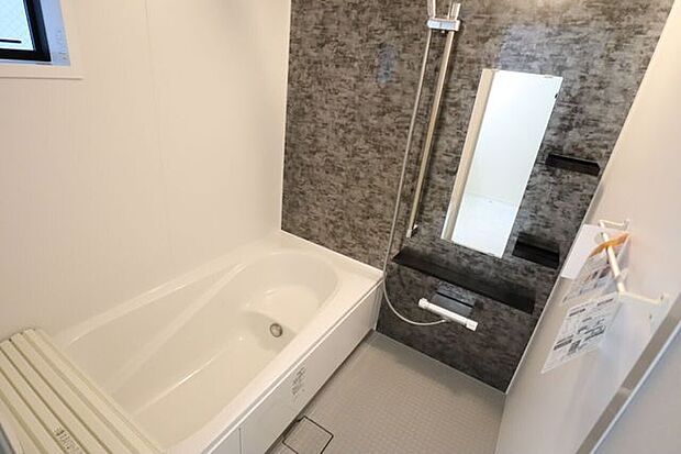 浴室 同仕様 ゆったりくつろげるバスルーム♪小窓付きで換気もバッチリです♪