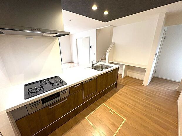 使い勝手の良いカウンターシステムキッチン♪家族の様子を見守りながら家事ができます♪