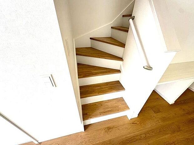 小さなお子様からご年配の方まで安心の手すり付き階段♪