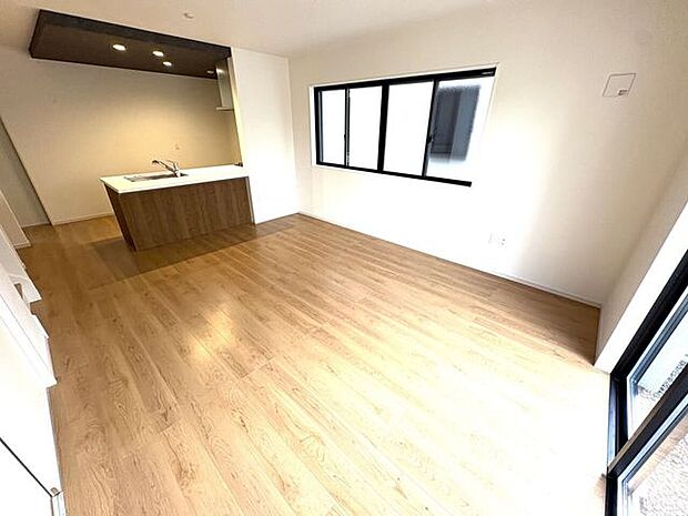 明るく開放的な広々リビング♪一家団欒の時間が増えそうです♪