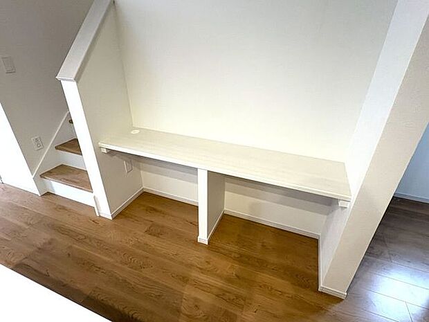 リビングには使い勝手の良いカウンター付き!